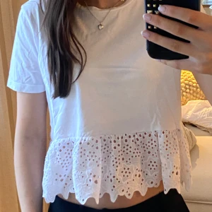 Spetstopp - T-shirt/topp från Zara med spetskant. Den är något kortare men i väldigt fint skick.