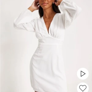 Vit sommarklänning  - Säljer denna slutsålda klänningen från Nelly. Helt oanvänd och endast testad, lappen kvar!  Köparen får stå för frakten!! 💞💞