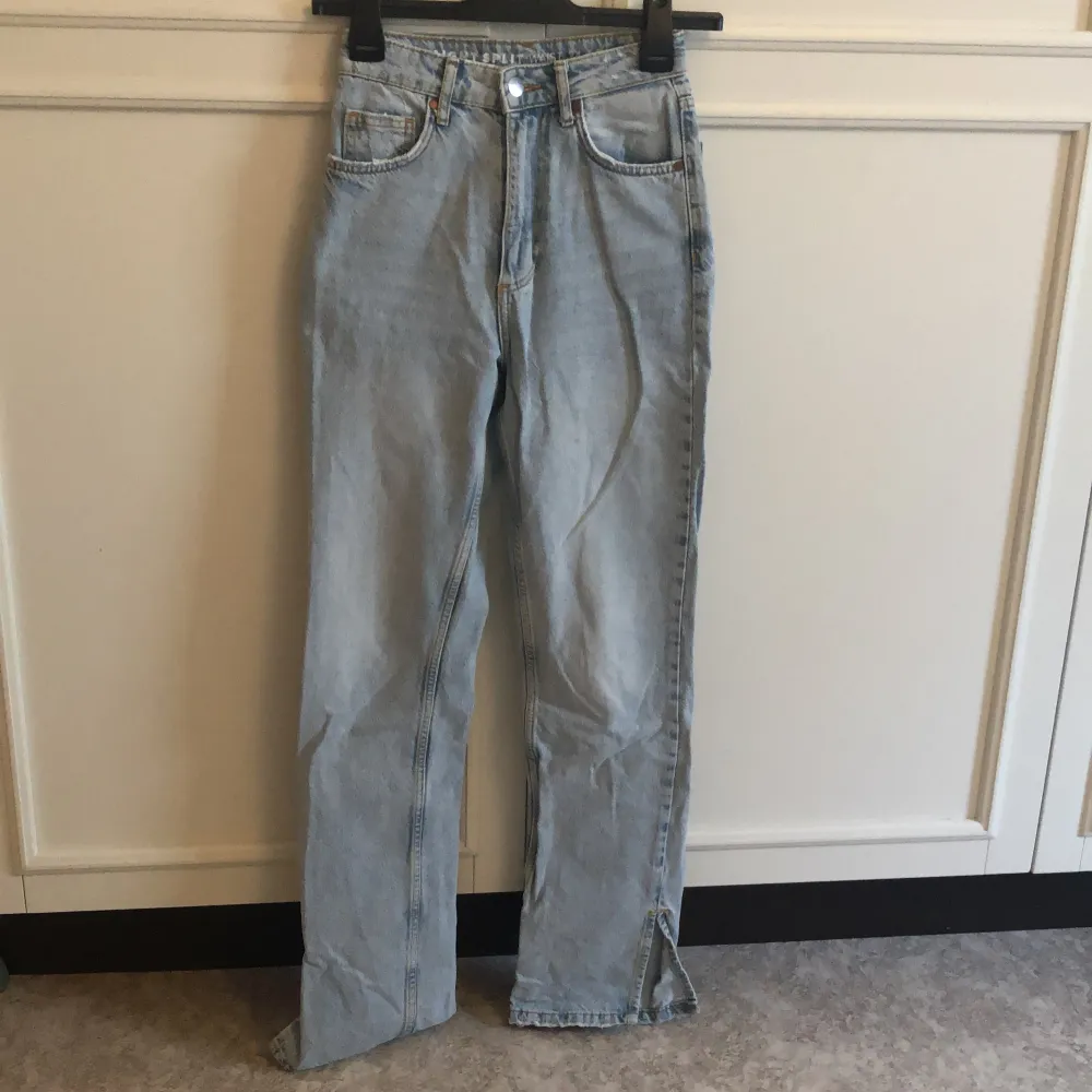 Fina sommar jeans med slit. Lite slitning längst ned vid foten (ursprungligen). De är raka i modellen och endast använda ett fåtal gånger. 💕. Jeans & Byxor.