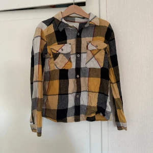 Flanellskjorta Levis - Flanell skjorta från Levis storlek 128. Fint använt skicka.