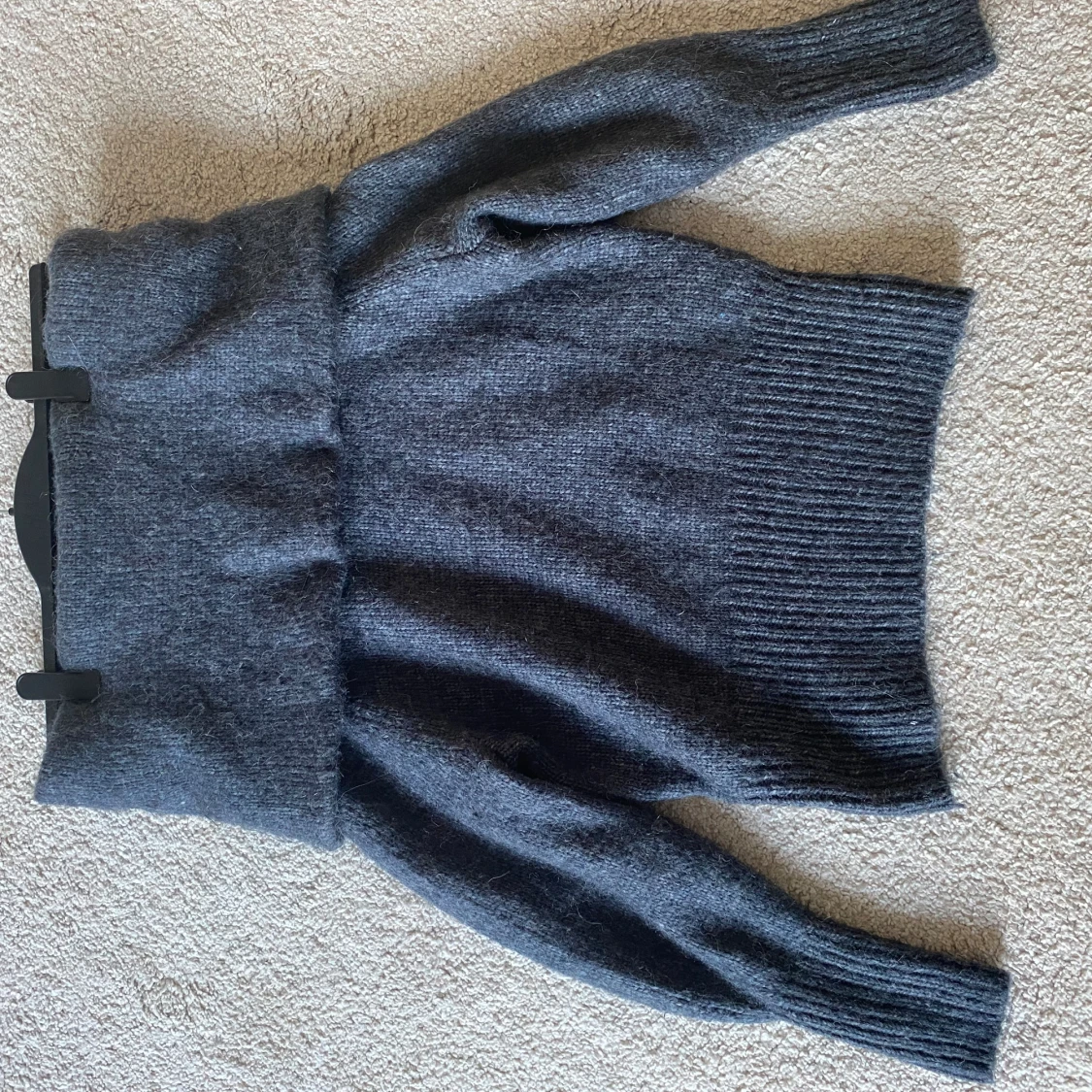 Off shoulder stickad tröja - 90