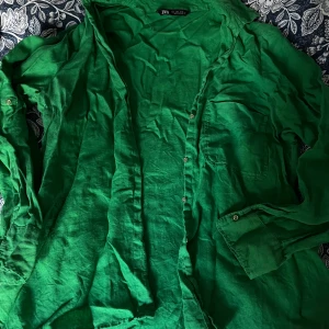 Linneskjorta från Zara - Bra skick!. Ej struken därav skrynklig.   Strl L men passar de med strl S, M då den är en liten L. Finns knapp på insidan om man vill ha ärmen kortare. 