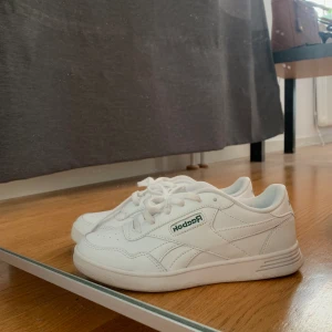 Reebook skor - Använd endast få gånger, fortfarande helt vita och som helt nya!🥰