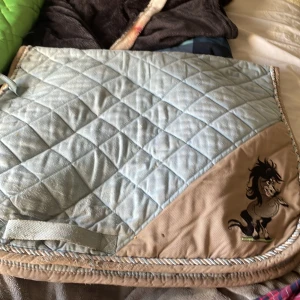 Schabrak  - Hej! Jag säljer mitt ljus blåa schabrak i storlek ponny. Använt 5-10 gånger minst