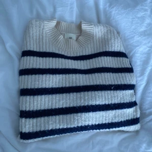 Stickad tröja - Jätte fina tickad tröja perfekt till sommarn💙 lite små nopprig men absolut ingeting man tänker på. Tröjan är vit/blå randig. 