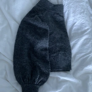 Off shoulder yröja - Superfin mörk grå off shoulder tröja!💙