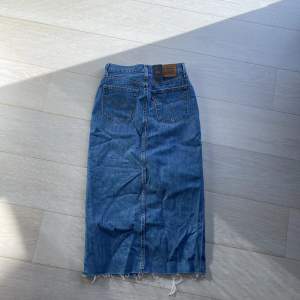 Levis kjol! Oanvänd med prislapp kvar. Nypris 849kr. 