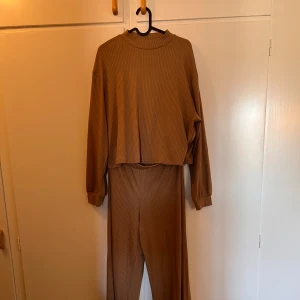 Ribbat sett - Brunt ribbat sett 