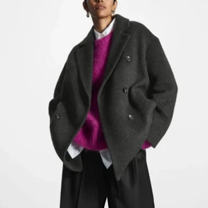 Cos Double-Breasted Short Coat  - Säljer min snygga kappa från COS! Använd sparsamt. Storlek S! Oversize modell på jackan. Nypris: 1750 säljer för endast 900:- 