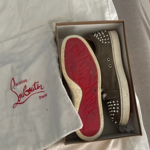 Christian Louboutin  - Hej! Säljer mina loubs i Storlek 43 som är använda fast inte har någon skada, box och dustbag medföljs, för fler fråger är det bara att skriva!