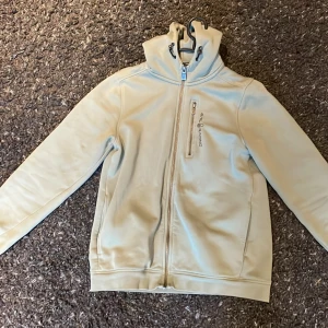 Sail racing zip hoddie  - Säljer min sail racing zip hoddie i väldigt bra skick. Köpte den för 1000kr på sail racings hemsida men nu säljer jag den för 450kr pris kan diskuteras!