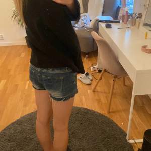 Kollar intresset på dessa low waist/ lågmidjade shorts från Fishbone! Kom med prisförslag❣️