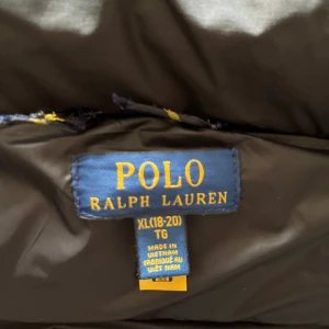 Ralph lauren jacka  - Säljer nu denna feta jacka som bara används i cirka 2 månader, det är inte skador på den! Den är köpt på Ralph laurens hemsida! Det är xl fast i barn storlek och passar 163-174! Bara och höra av er! Pris kan diskuteras vid snabb affär!