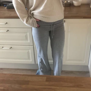 Lågmidjade mjukisbyxor  - Ett par lågmidjade mjukisbyxor från lager 157! Sömmen har gått upp lite där bak men jag skulle säga att det inte syns så mycket på. Pris kan alltid diskuteras! Skriv för fler bilder