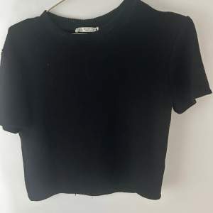 En svart stickad t-shirt frpn Zara i storlek  S. Använd endast tre gånger, i superfina sick. 