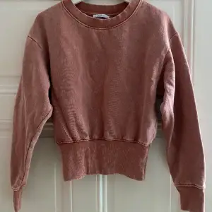 Snygg sweater med ”tvättad” roströd färg, sparsamt använd