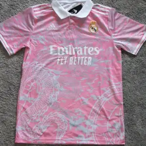 En real Madrid tröja i storlek L [Fake]