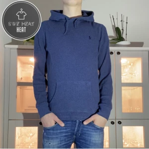 Ralph Lauren hoodie - Tja, säljer nu denna galet feta Ralph Lauren hoodie i stl s men sitter som m. Skick som ny! Hör av dig vid frågor eller funderingar!