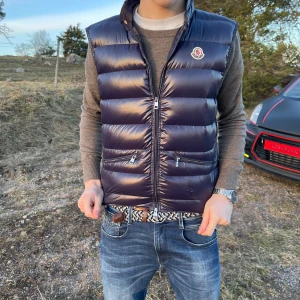 Moncler Väst - Riktigt fet Moncler väst nu till våren. Den är lite liten på mig själv som är 185cm men storleken är somsagt M