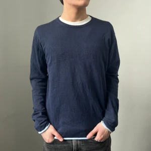 SAINT LAURENT - STICKAD TRÖJA - Stickad tröja från Saint Laurent med tryck - Skick 8/10 - Nypris: ca 7000 Vårt pris: 599- Modellen är 183