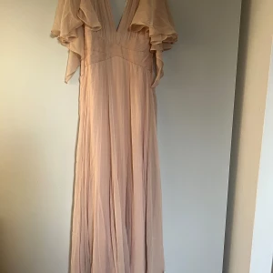 Långklänning - Jättefin och drömmig långklänning som passar perfekt för finare tillfällen såsom balen eller bröllop! Helt oanvänd med prislapp fortfarande på, tanken var att ha till balen men hittade en annan istället!För fler bilder - fråga mig 🥰