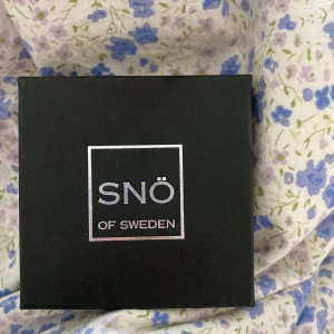 Guldiga hopps  - Säljer dessa örhängen från snö eftersom jag har två par❤️‍🔥De är perfekta för bal osv men passar vid andra tillfälllen även❤️‍🔥Skriv för fler bilder(de är helt nya)