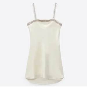 Vit zara klänning i satin - Säljer nu min så fina klänning i från zara i vitt satin tyg med silvriga stenar på! Skriv vid intresse eller frågor!