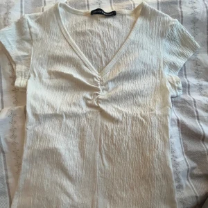 Jättefin topp brandi Melville  - Jättesnygg topp från brandi i storlek one size men passar mig som har storlek S/M. Den kommer tyvärr inte till användning men annars är den jättefin😍