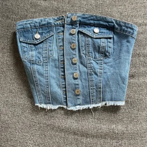 Demin topp  - Säljer min demin topp i storlek XS! Har bara använt den en gång då jag tyckte den var lite för kort men annars jättefin!💕