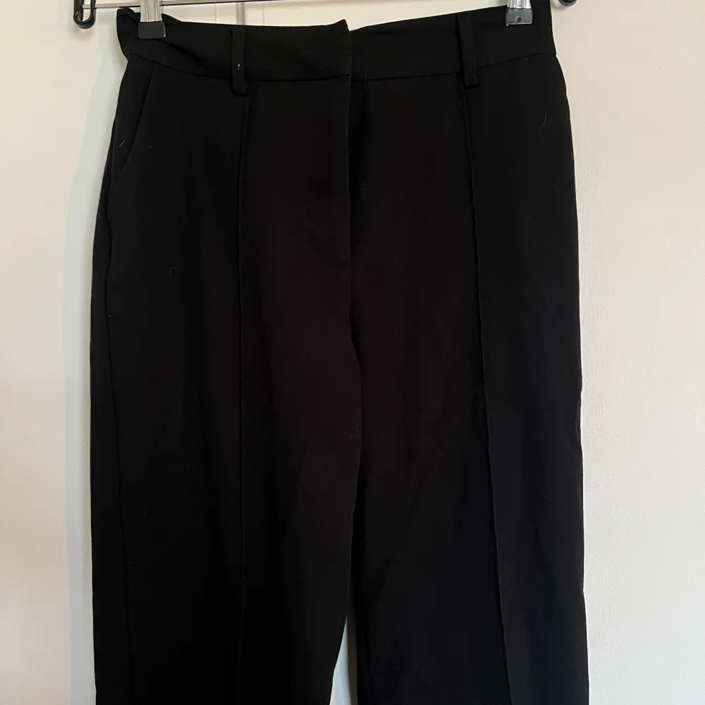 Ett par svarta kostymbyxor från Nakd i stl 36. Fint skick, inte så stretchig material men skulle säga att de är lite ”stora” i storleken. Högmidjade. . Jeans & Byxor.