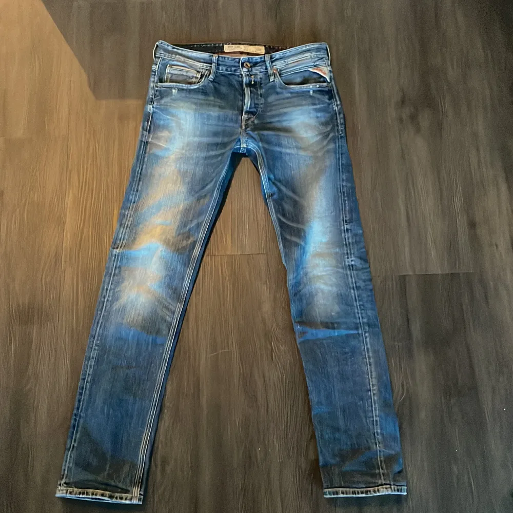 Tvär feta Replay jeans i storlek 30/32 och i välsigt bra skick! Passar tvär bra till sommaren med en najs skjorta. Skriv om du har en fråga! (originalpris:1500). Jeans & Byxor.