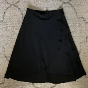HENNES svart kjol med storlek 38. Fin och luftig. Oanvänd💕