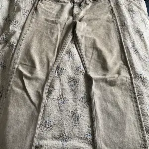 Säljer mina hope jeans eftersom den inte används och bara ligger och samlar damm. Bra skick på dem och dem är Max använda 5 gånger. Vid snabb affär kan priset diskuteras.