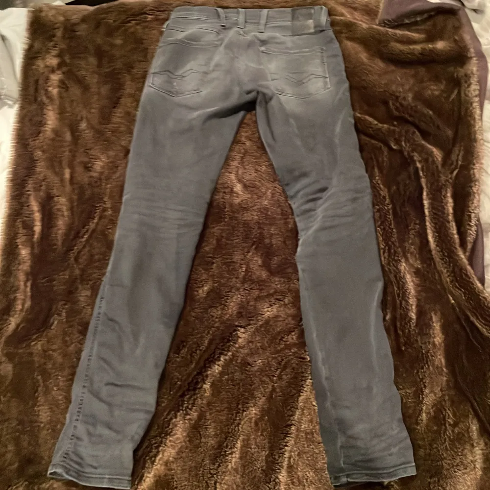 Replay jeans anbass hyperfelx Modelen är lång pga de sitter vikta längst ner på benen som på bild Storlek 28 passar också 29/30. Jeans & Byxor.