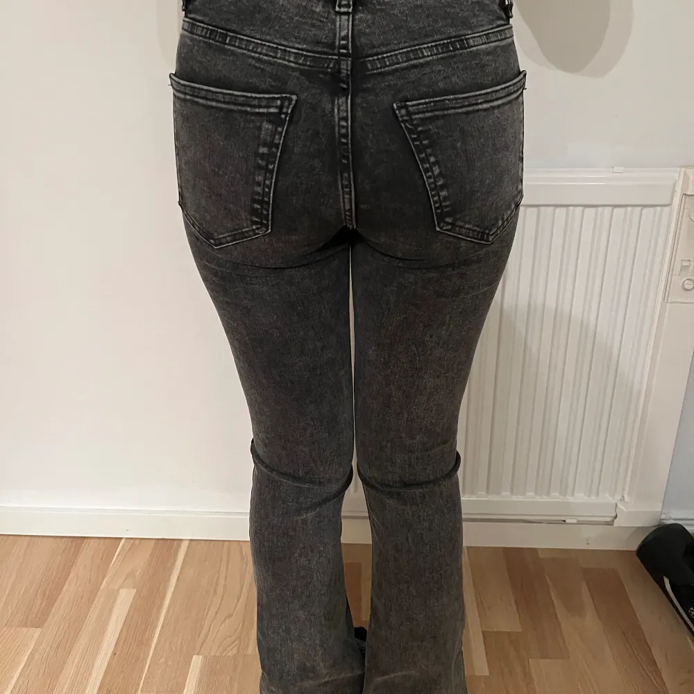 Säljer nu dessa fina lågmidjade gråa jeans ifrån Gina Tricot. Säljer på grund av att dem ej används längre. Går bra att skriva privat vid frågor eller om fler bilder önskas. 🌸. Farkut & Housut.