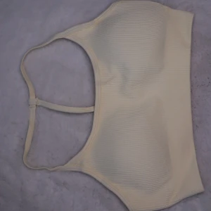Sport bh - Ljus gul sport bh i modellen ”HOLY” från www.astaniwear.com Oanvänd, saknar logga Strl: S