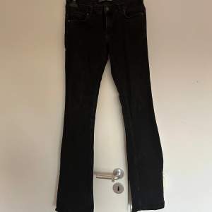 Säljer dessa supersnygga svarta low Waits bootcut jeans. Skriv vid intresse av fler bilder. 