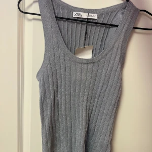 Glittrig grå blus  - Glittrig grå blus i storlek S från zara, aldrig använd och prislappen är fortfarande kvar 