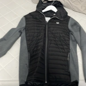 Jack and Jones cardigan - Säljer denna då jag ej gillar den längre sick är 9/10 det bara att skriva privat för intresse, Tar imot trades. den är stor i strlk