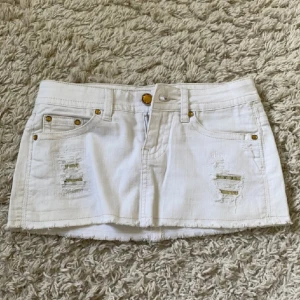 mini kjol - jätte söt mini kjol med guld detaljer som tyvärr är för liten för mig 💞 kom gärna privat för eventuella frågor 💞