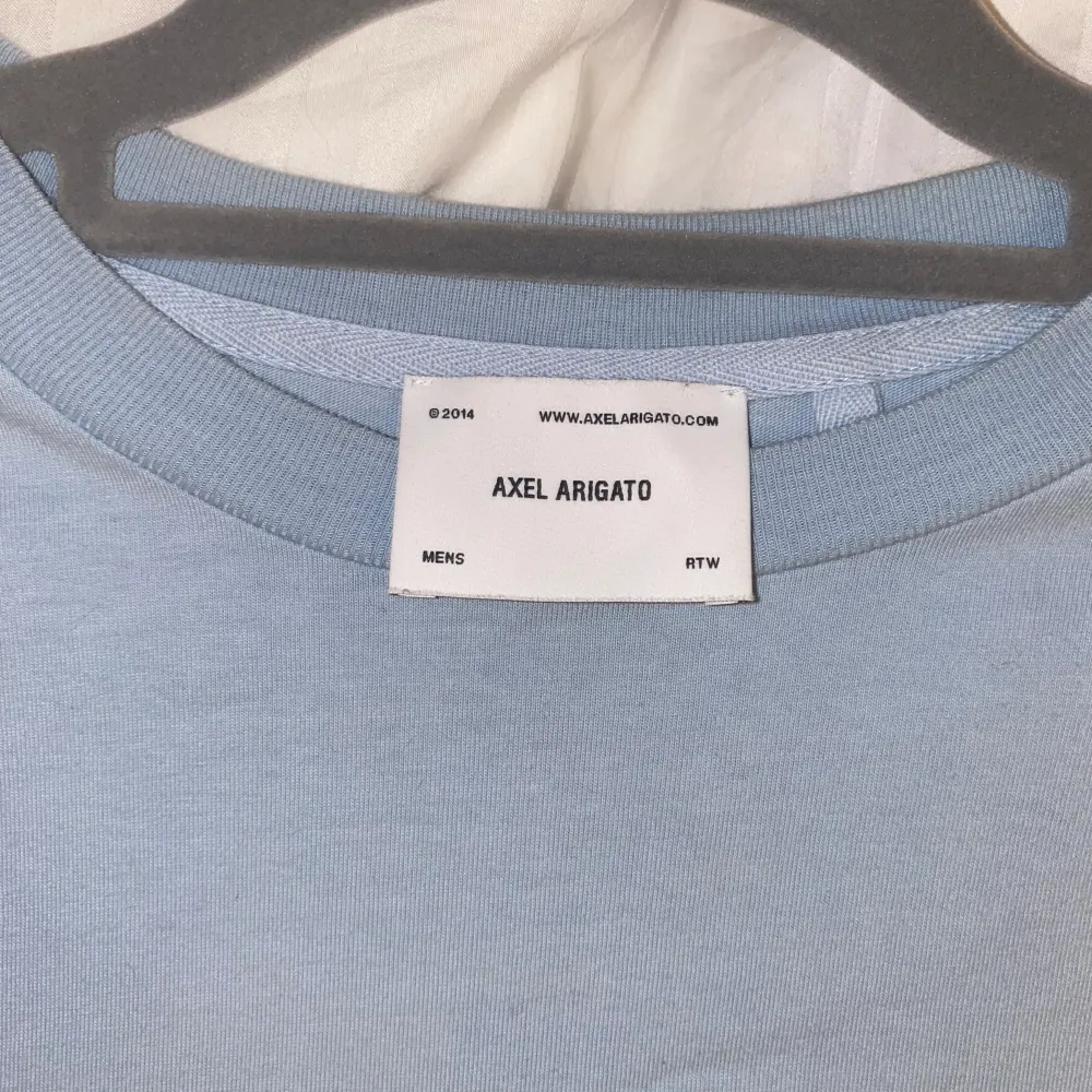 Super sällsynt t shirt från en av Axel Arigatos Kollektioner i 2017, Mycket Exklusiv och aldrig använts. Collectors Item och en investering! (Varan stryks vid eventuellt köp). T-shirts.