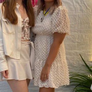 student klänning  - Säljer denna super söta klänning, den är vit men mer kräm vit vilket e jätte fint. Passar perfekt till student, andra mottagningar eller ba en söt sommar klänning 🤍 passar från xs-m då den e stretchig