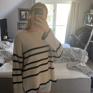 Randig tjocktröja  - En superfin tjocktröja från vero Moda i storlek M som jag säljer för att den tyvärr inte kommer till användning. 