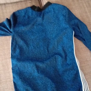 Glittrig blå kläning - Glittrig kläning som jag köpte men passar tyvärr inte.Endast anvönd max 2 ggr.kontalta vid fler bilder eller frågor.