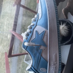 Blå Bapesta  - Obetydligt använda, sitter perfekt. Pris kan diskuteras!