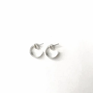 Glitter mini hoops -  Ett par glittriga minihops. Är i bra skick har använts ett till två gånger sitter bra. Och pris kan diskuteras