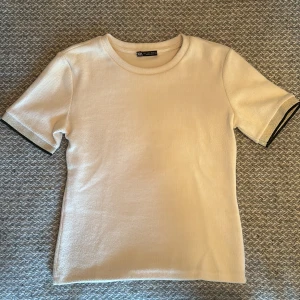 Zara stickad t-shirt  - Säljer denna så fina och mjuka stickade t-shirten från zara med jättefina detaljer i ärmarna❤️‍🔥❤️‍🔥
