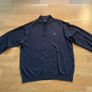 GANT halfzip - Skick 9/10!  Väldigt fin Gant halfzip i grå färg.  Storlek M (herr)