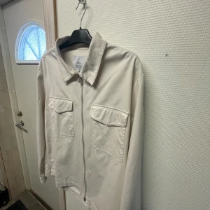 Sommar jacka  - Snygg jacka till sommaren i bra skick  (Dragkedjan är lite trög men funkar fortfarande som den ska) Storlek XL men sitter som en M/L