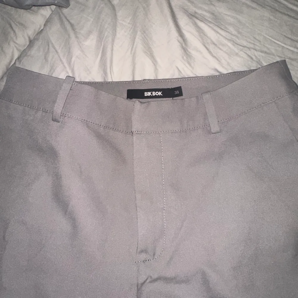 superfina ljusgråa kostymbyxor från bikbok, osäker på modell, men skulle säga att dem är midwaist och raka i benen 💕skulle dock säga att det är en liten 38 i storlek 🥰. Farkut & Housut.